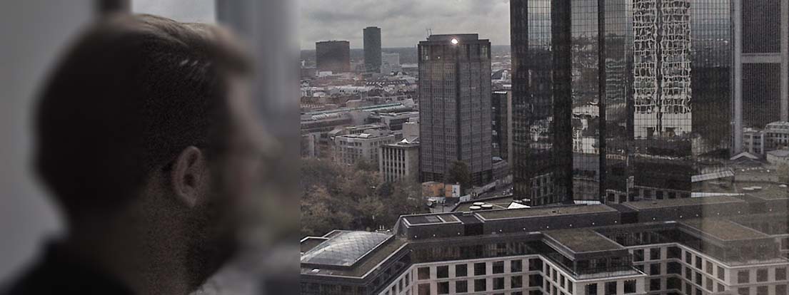 Daniel Ruths, Geschäftsführer G+R Agentur für Kommunikation.de, genießt den Ausblick auf die Skyline von Frankfurt.