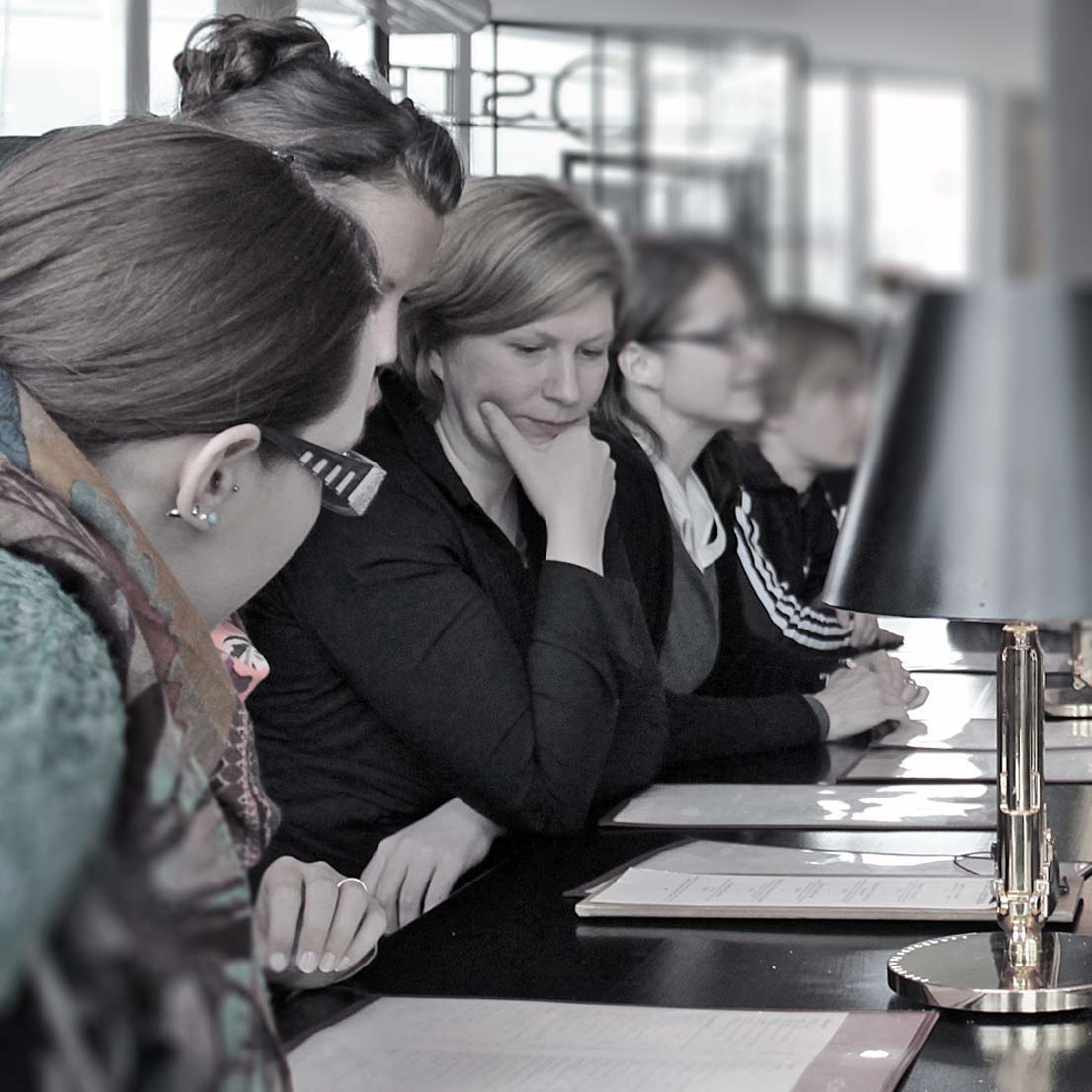 Simone Korte (Konzept und Gestaltung, Kronberg im Taunus) im Kreise von Kollegen/innen.