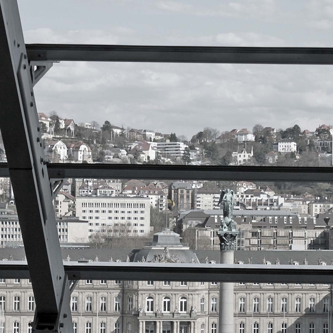 Blick aus dem Fenster auf den Schlossplatz in Stuttgart.