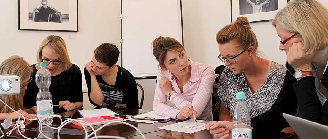 Susanne Nickel (K16 GmbH, Hamburg), Britta Nitsch (K16 GmbH, Hamburg), Elke Horn (atlantis media GmbH, Hamburg), Amadea Cornec (PickMeUp Werbeagentur GmbH, Hamburg), Susanne Schelle (ressourcenmangel hamburg GmbH, Hamburg) und Susanne Spanhake (susanne spanhake WERBUNG DESIGN e.K., Oldenburg). Typoakademie, Seminar »Typografie im Grafik- und Kommunikationsdesign« am 8. Juni 2015 im Literaturhaus Hamburg. Foto: Wolfgang Beinert, Berlin.