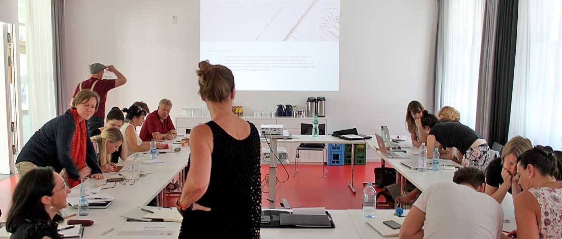 Martin Frischauf (Schwabenrepro GmbH, Stuttgart), Sina Hagel (einmaleins - Büro für Gestaltung, Burgrieden), Marcus Merz (einmaleins - Büro für Gestaltung, Burgrieden), Thea Heidebrecht (einmaleins - Büro für Gestaltung, Burgrieden), Sarah Gilgien (Sarah Gilgien Konzept & Gestaltung, Stuttgart), Daniela Vey (Infodesignerin.de, Stuttgart), Manuela Weigl (Atelier für neue Trends GmbH, Appenweier), Michaela Beirle (4zig Dangel Staudt Beirle GbR, Reutlingen), Jonathan Kopetzky (4zig Dangel Staudt Beirle GbR, Reutlingen), Brigitte Loeckle (Brigitte Loeckle, Dipl. Grafik-Designerin, Stuttgart), Lisa Schmidkte (in medias rees, Stuttgart), Tim Dinger (agenturwitt, Freiburg), Predrag Vargovic (bilekjaeger GmbH & Co. KG, Stuttgart), Nina Vogel (soldan kommunikation, Stuttgart), Ann-Kathrin Fischer (soldan kommunikation, Stuttgart), Tatjana Rudat (Artwork, Werbung & Design, Freiburg), Katja Bode (Fotografie und Grafikdesign, Friedrichshafen) und Catalina Kirschner (Konzept, Gestaltung und Design, Freiburg). Typoakademie, Seminar »Typografie im Grafik- und Kommunikationsdesign« am 12. Juni 2015 im Hospitalhof in Stuttgart. Foto: Wolfgang Beinert, Berlin.