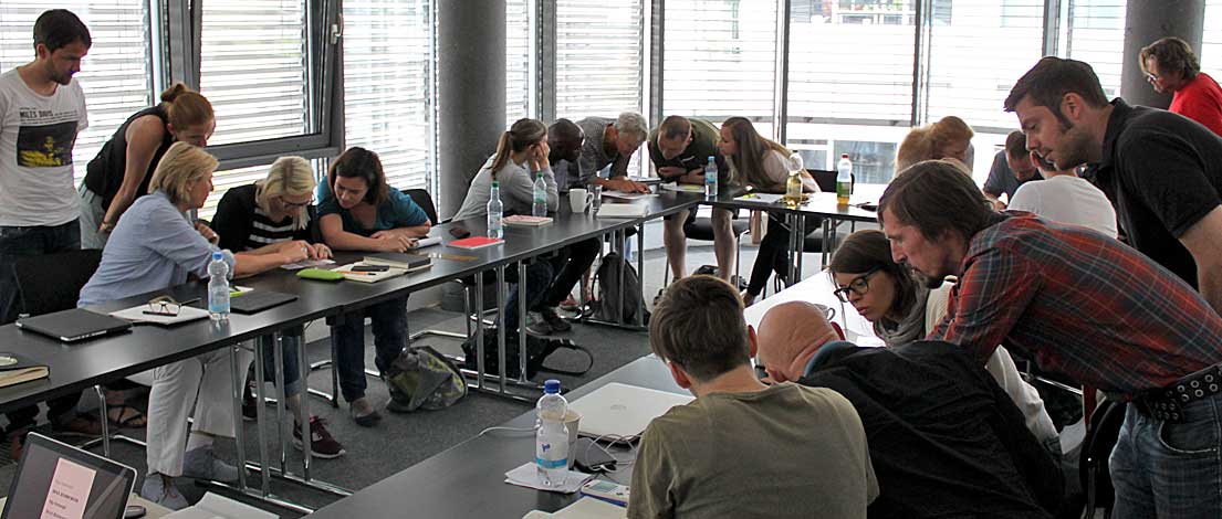 Annika Glump (alle freiheit Werbeagentur GmbH, Köln), Jana Bogme (alle freiheit Werbeagentur GmbH, Köln), Markus Wolfertz (alle freiheit Werbeagentur GmbH, Köln), Eva Becker (konzebt. KOMMUNIKATIONSDESIGN, Aachen), Uwe Neugebauer (Corporate Werbeagentur GmbH, Münster), Julian Fiessler (Corporate Werbeagentur GmbH, Münster), Sandra Kensbock (Corporate Werbeagentur GmbH, Münster), Vera Brauner (Rheinwerk Verlag GmBH, Bonn), Eva Schmücker (Rheinwerk Verlag GmBH, Bonn), Nadine Kohl (Rheinwerk Verlag GmBH, Bonn), Christian Diekmann (FIRST RABBIT GmbH, Köln), Jens Tappe (FIRST RABBIT GmbH, Köln), Karin Krämer (Medienproduktion Karin Krämer, Wiefelstede/Metjendorf), Simon Sseguya (Klaus Bauer Design, Köln), Dominic Breuer (Zum goldenen Hirschen Köln GmbH, Köln), Enrico Fels (Zum goldenen Hirschen Köln GmbH, Köln), Denise Knaus (Zum goldenen Hirschen Köln GmbH, Köln), Jens Schöniger (Divine GmbH, Düsseldorf) und Kai Löhr (Divine GmbH, Düsseldorf). Typoakademie, Seminar »Typografie im Grafik- und Kommunikationsdesign« am 11. Juni 2015 bei STARTPLATZ im Mediapark Köln. Foto: Wolfgang Beinert, Berlin.
