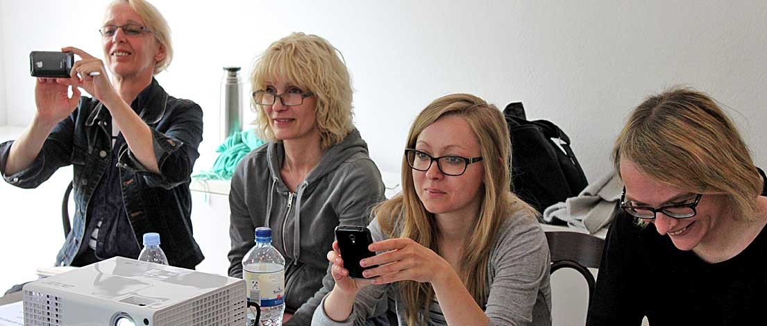 Wiebke Petersen (Designerin, Hamburg), Martina Hehnen (team go direct, Hamburg), Susanne Nickel (K16 GmbH, Hamburg) und Britta Nitsch (K16 GmbH, Hamburg). Typoakademie, Seminar »Typografie im Grafik- und Kommunikationsdesign« am 8. Juni 2015 im Literaturhaus Hamburg. Foto: Wolfgang Beinert, Berlin.