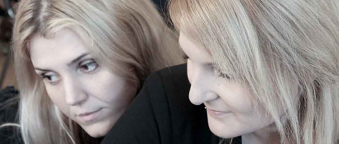 Irina Pfaff und Janna Ewald (K-Mail Order GmbH & Co. KG, Pforzheim). Typoakademie, Seminar »Typografie im Grafik- und Kommunikationsdesign« am 9. November 2015 im Museum für Kommunikation, Frankfurt. Foto: Wolfgang Beinert, Berlin.