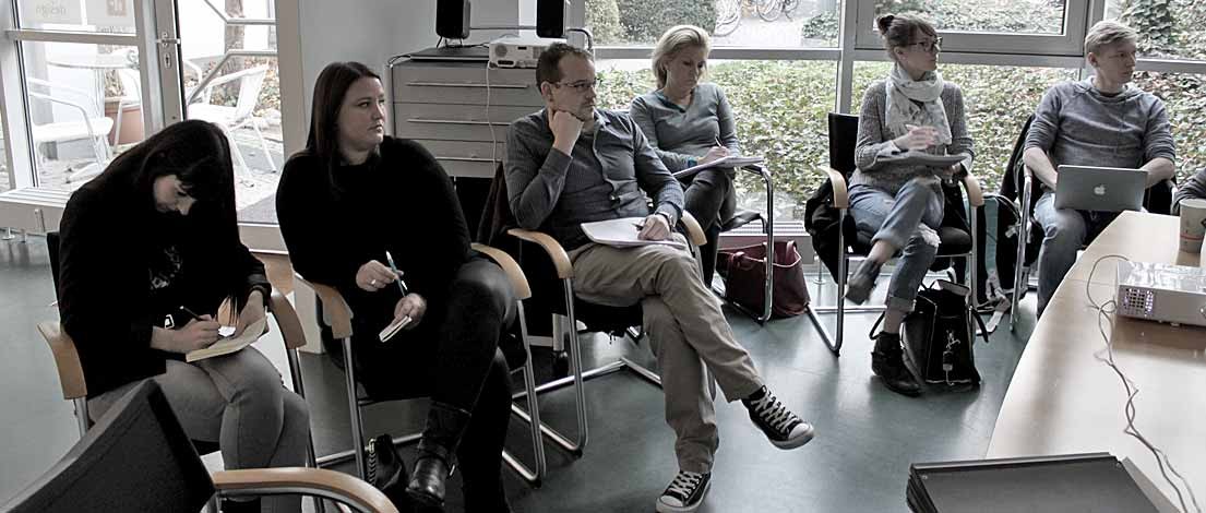 Sarah Diemerling (E. Breuninger GmbH & Co., Stuttgart), Jasmin Janek (E. Breuninger GmbH & Co., Stuttgart), Michael Neitzel (Landesamt für Digitalisierung, Breitband und Vermessung, München), Carolin Ehret (Designerin, Starnberg), Saskia Wiedemann (Duken & v. Wangenheim, München) und Sebastian Fröhlich (explain it GmbH, München). Typoakademie, Seminar »Typografie im Grafik- und Kommunikationsdesign« am 13. November 2015 bei Bayern Design, München. Foto: Wolfgang Beinert, Berlin.