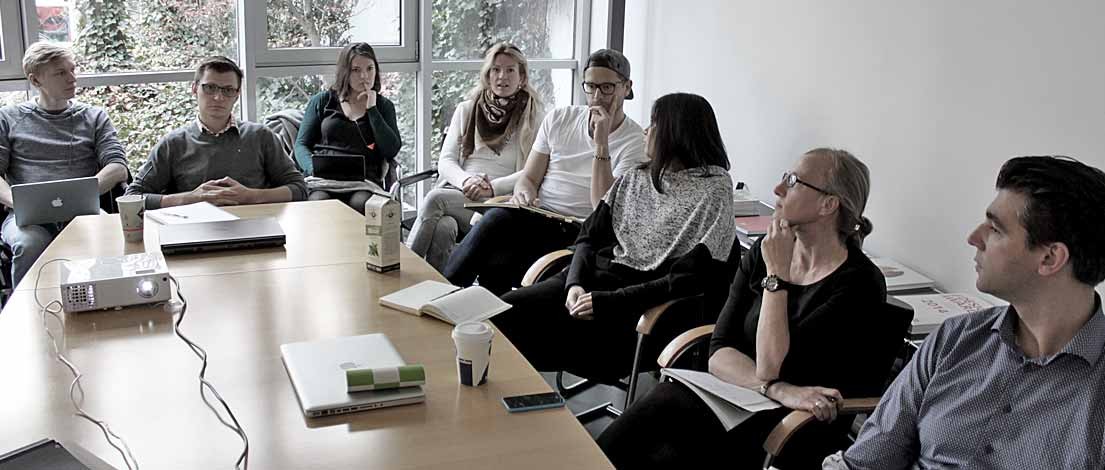 Sebastian Fröhlich (explain it GmbH, München), Philipp Lugert (impuls Informationsmanagement GmbH, Nürnberg), Pauline Karlson (Büro Alba, München), Ulrike Hostehradsky (MEDIEN DESIGN ATELIER, München), Benjamin Linke (Designer, Höhenkirchen), Jeannette Kado (Speexx, München), Susanne Tötzke (Desginerin, Elisabethen) und Boris Radev (Blue Silver GmbH, München). Typoakademie, Seminar »Typografie im Grafik- und Kommunikationsdesign« am 13. November 2015 bei Bayern Design, München. Foto: Wolfgang Beinert, Berlin.