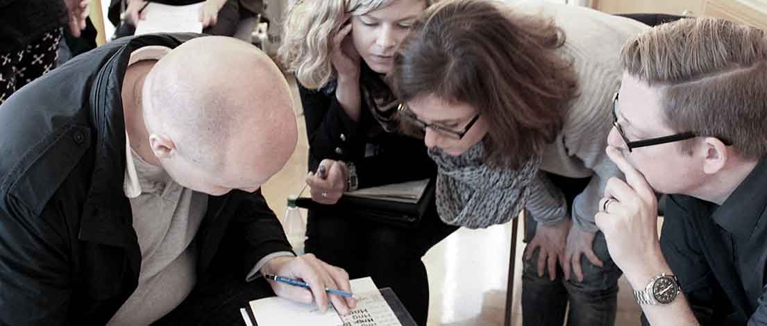 U.a. im Bild: Dr. Thomas Jesch (PricewaterhouseCoopers Legal AG, Frankfurt) und Dr. David Lengeler (DB Systel GmbH, Frankfurt). Typoakademie, Seminar »Typografie im Grafik- und Kommunikationsdesign« am 9. November 2015 im Museum für Kommunikation, Frankfurt. Foto: Wolfgang Beinert, Berlin.