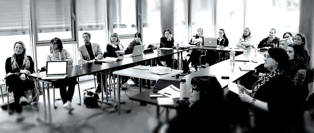 Johanna Merta (Stiftung Schloss und Park Benrath, Düsseldorf), Eva Orlowski (Nobiskrug GmbH, Rendsburg), Rabea Dittmar (Rabea Dittmar Design, Düsseldorf), Frauke Plesken (DMKZWO, Köln), Renate Reinshagen (Reinshagen Mediendesign, Köln), Kerstin Büchter (Miltenyi Biotec, Bergisch Gladbach), Jennifer Gornicki (Instinctif Deutschland, Köln), Gudrun Bogman (kggk - agentur für gute Kommunikation, Köln), Sandra Brettschneider (Kick-Media, Köln), Marika Kleinhesseling (CW Haarfeld, Hamburg), Anja Itter (Anja Itter Design, Hamburg), Julia Knöbel (Kolle Rebbe, Hamburg), Vanessa Heuten (Duplexmedia, Düsseldorf), Björn Conrad (Björn Conrad, Köln), Nicole Fleck (Industriemagazin Verlag, Wien) und Verena Böke (Chefkoch, Bonn). Typoakademie, Seminar »Typografie im Grafik- und Kommunikationsdesign« am 27. April 2016 bei Startplatz, Mediapark Köln. Foto: Wolfgang Beinert, Berlin.