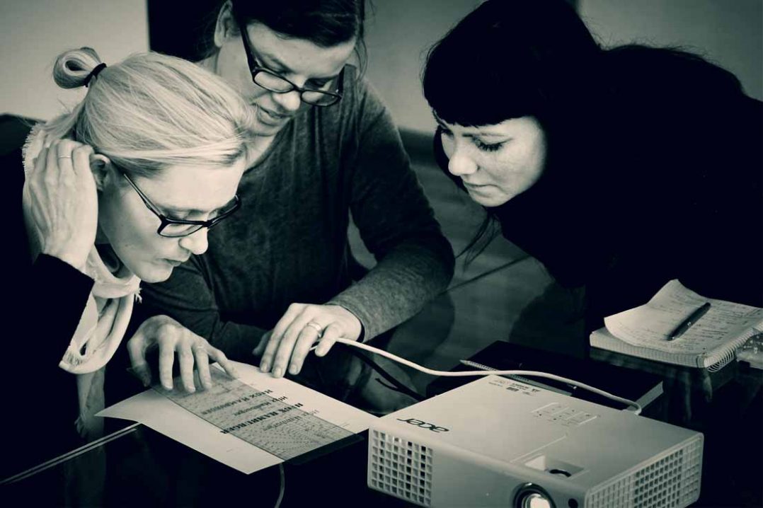 Constance Ewald (pacoon AG | strategie + design, München), Katja Bruhn (cosmoblonde GmbH, Berlin) und Jaqueline Zanger (medjaz, Leipzig). Typoakademie, Seminar »Typografie im Grafik- und Kommunikationsdesign« und Workshop »Schriftmischung« am 18. und 19. November 2016 im Atelier Beinert in Berlin. Foto: Wolfgang Beinert, Berlin.