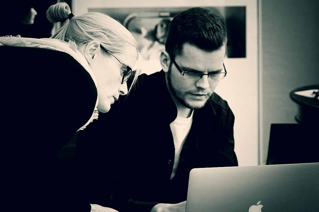 Constance Ewald (pacoon AG | strategie + design, München) und Torsten Sohrmann (Wieduwilt Kommunikation, Dresden). Typoakademie, Seminar »Typografie im Grafik- und Kommunikationsdesign« und Workshop »Schriftmischung« am 18. und 19. November 2016 im Atelier Beinert in Berlin. Foto: Wolfgang Beinert, Berlin.