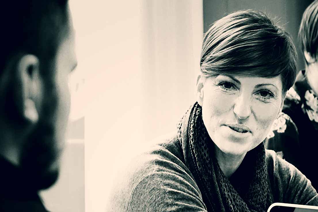 Janine Brüning (Zeitungsverlag DIE GLOCKE - E. Holterdorf GmbH & Co. KG, Oelde). Typoakademie, Workshop »Schriftmischung« am 19. November 2016 im Atelier Beinert in Berlin. Foto: Wolfgang Beinert, Berlin.
